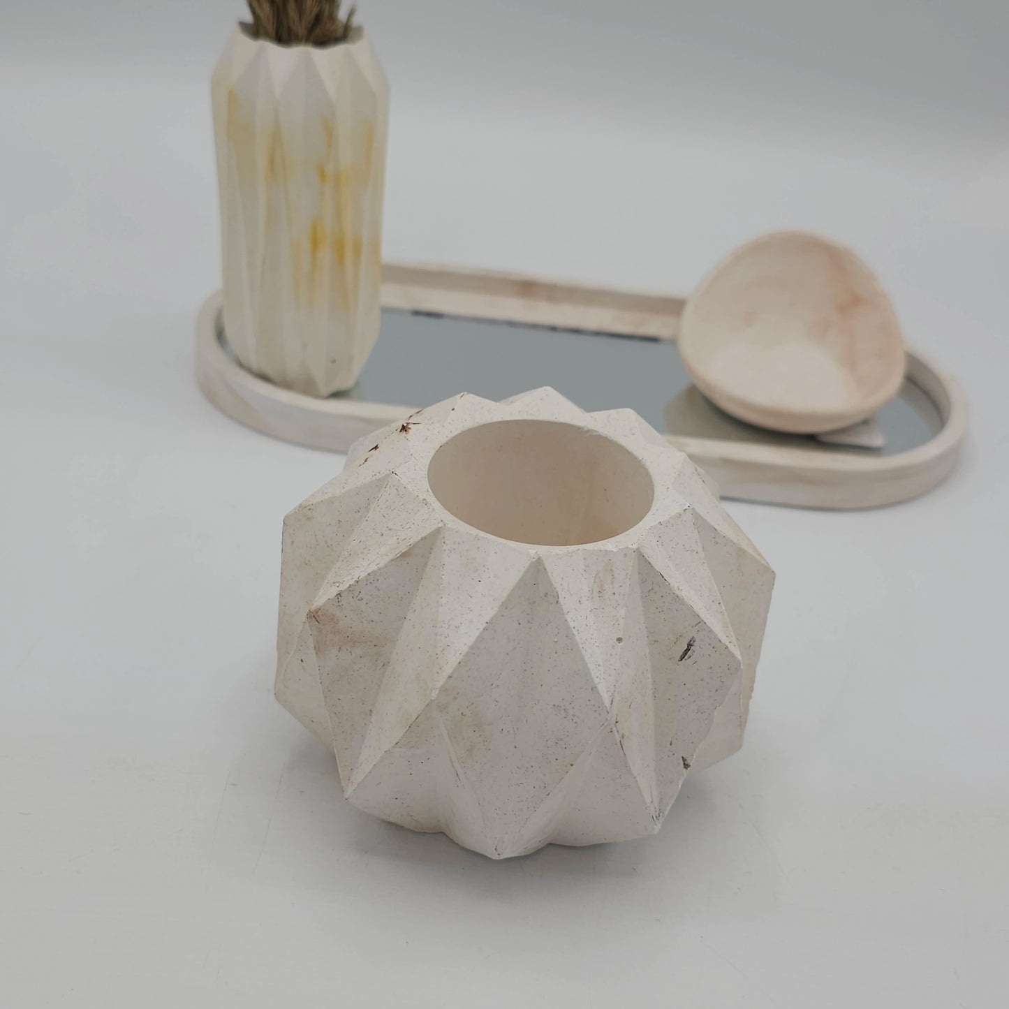 Set de Décoration Artisanale en Béton Blanc – Plateau, Vases Géométriques et Coupelle