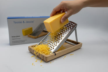 Râpe à Fromage Premium Inox & Socle Récupérateur en Bambou