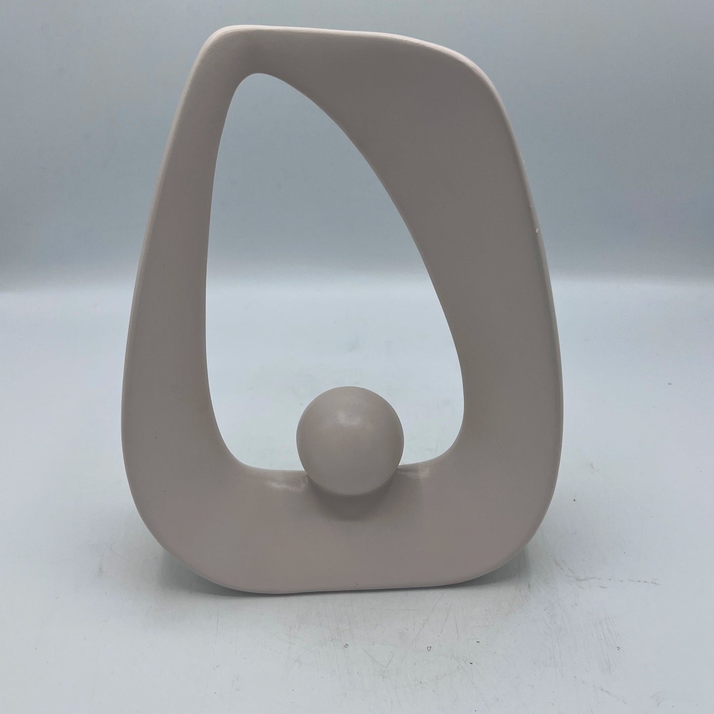 Sculpture Décorative Abstraite Ajourée – Céramique Mate Nude