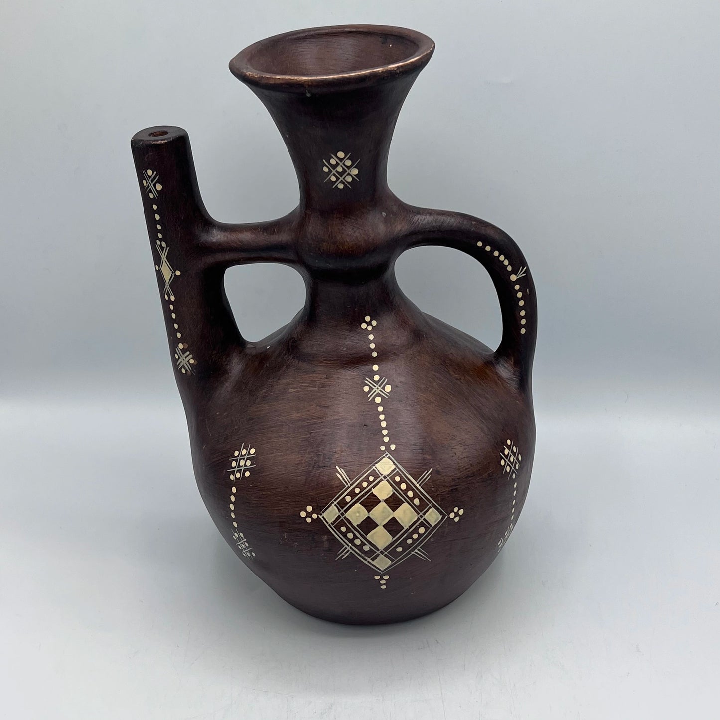 Vase Berbère Traditionnel en Terre Cuite Décoré - Pièce Unique d'Artisanat