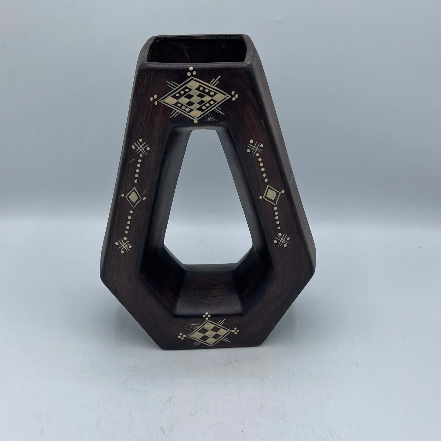 Vase Géométrique Berbère Trapèze en Terre Cuite Gravée – Design Unique