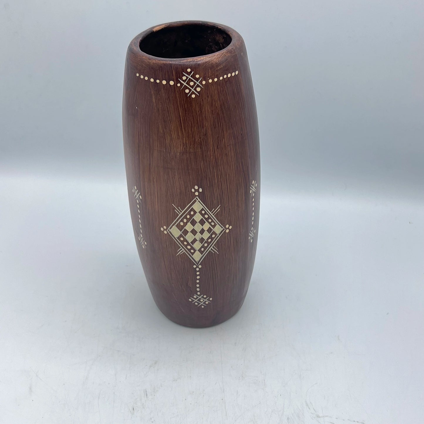 Vase Cylindrique Berbère Artisanal en Terre Cuite Gravée – Design Élégant