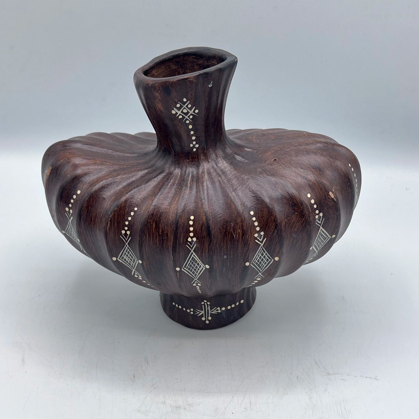 Vase Soufflé Berbère en Terre Cuite Gravée – Design Organique et Élégant