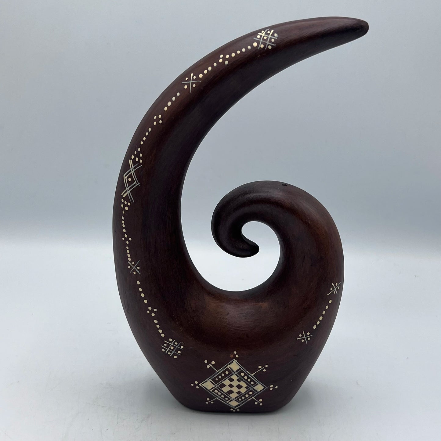 Vase Sculptural Berbère en S – Terre Cuite Gravée et Décorative
