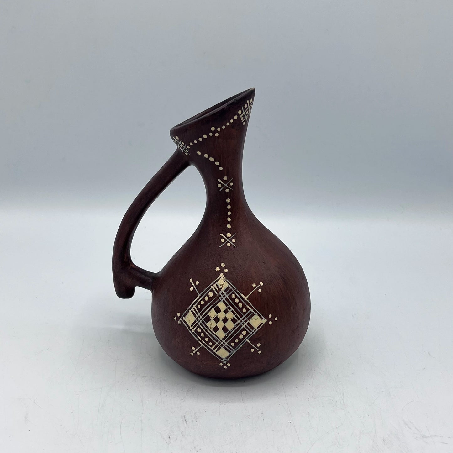 Vase Pichet Berbère Artisanal en Terre Cuite Gravée – Design Élégant