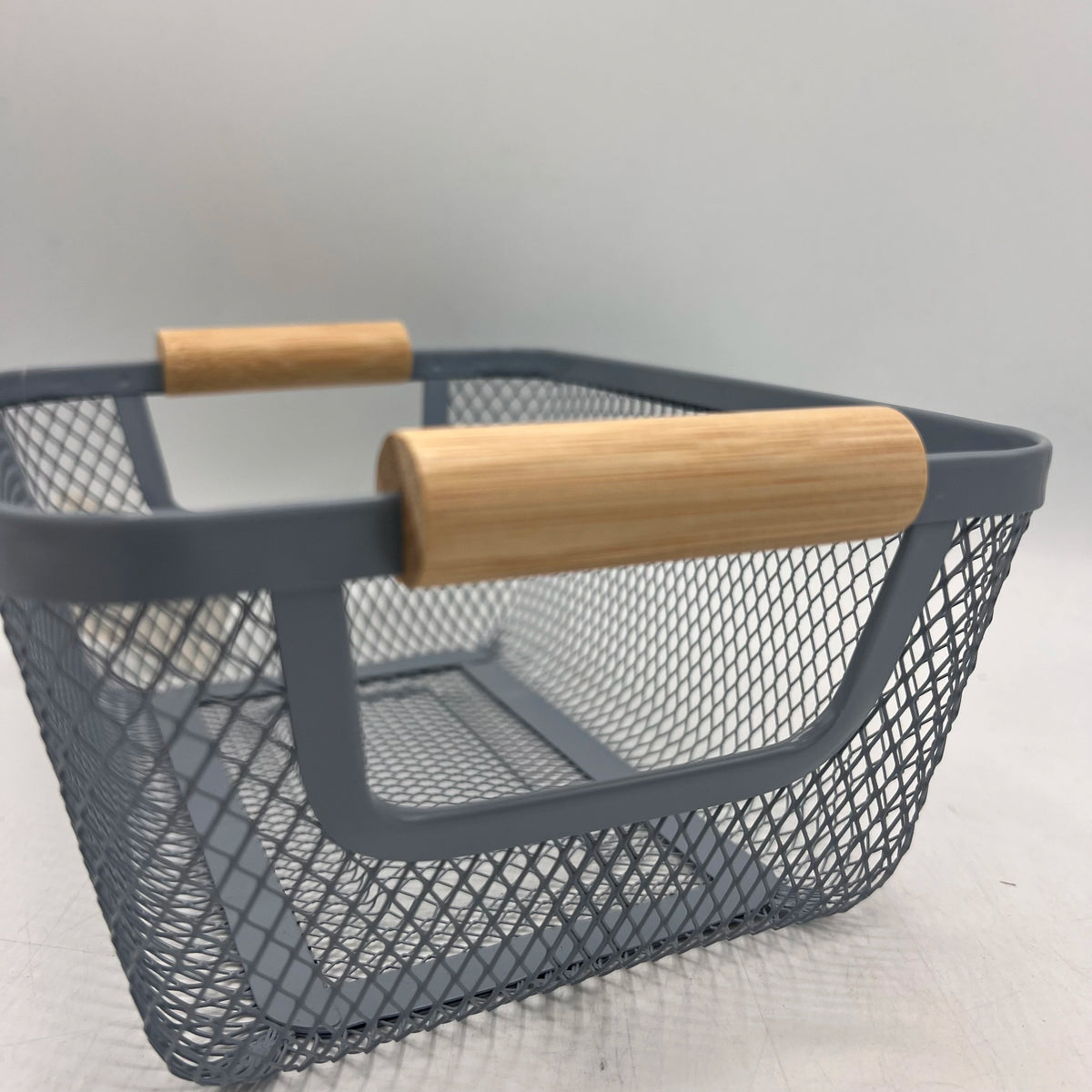 Paniers de Rangement Métal et Poignées en Bois – Élégance & Organisation Design
