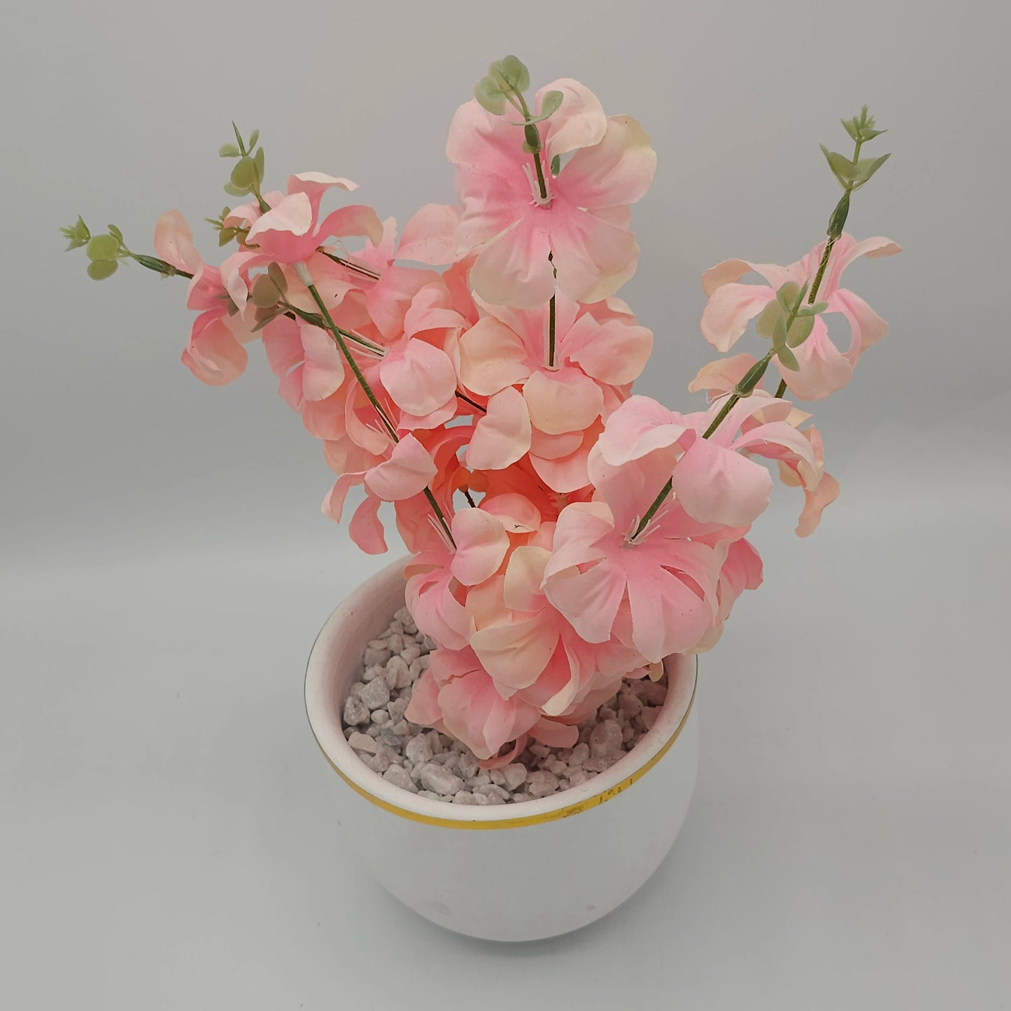 Plante Fleurie Artificielle en Pot Chic – Bouquet Rose Poudré & Liseré Doré