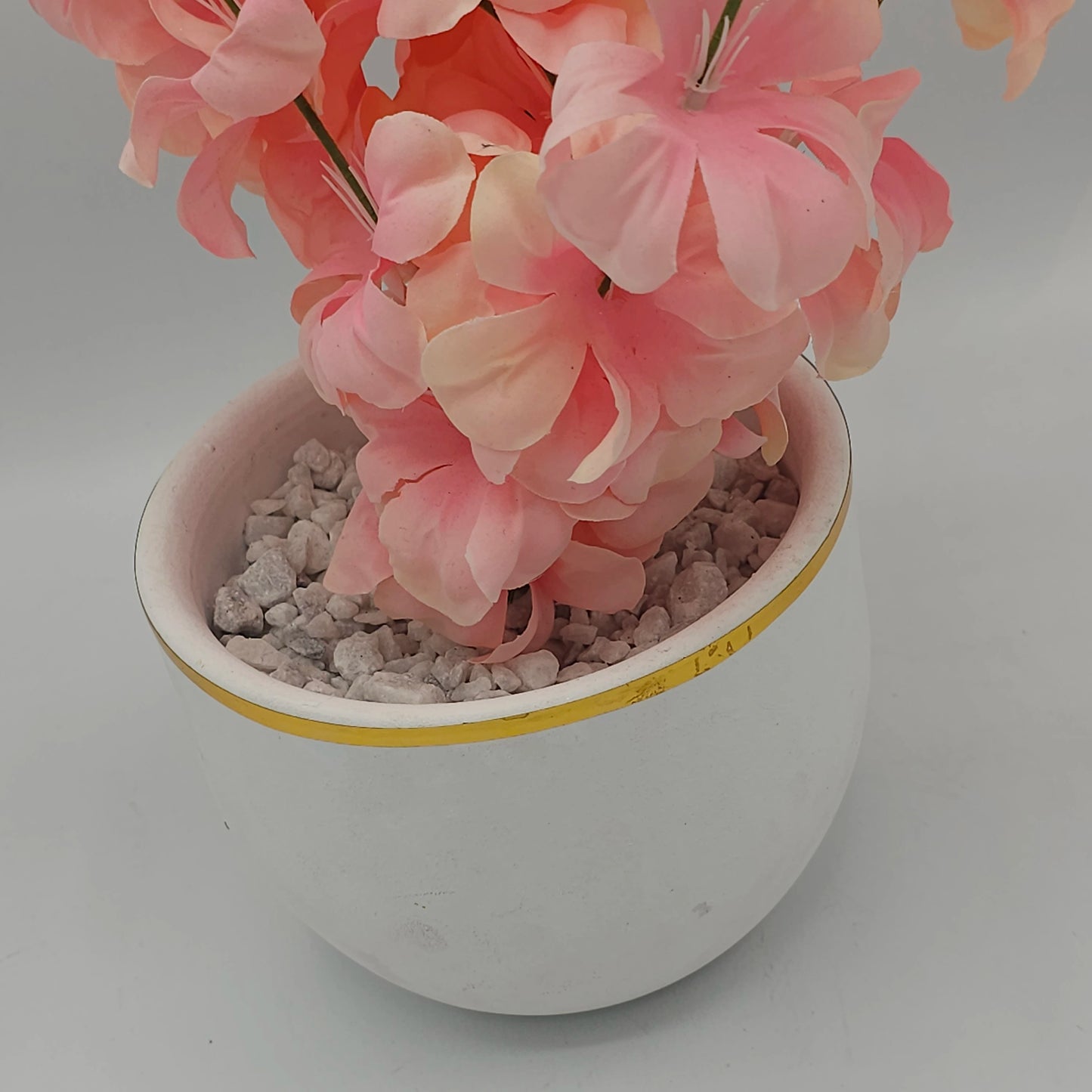 Plante Fleurie Artificielle en Pot Chic – Bouquet Rose Poudré & Liseré Doré