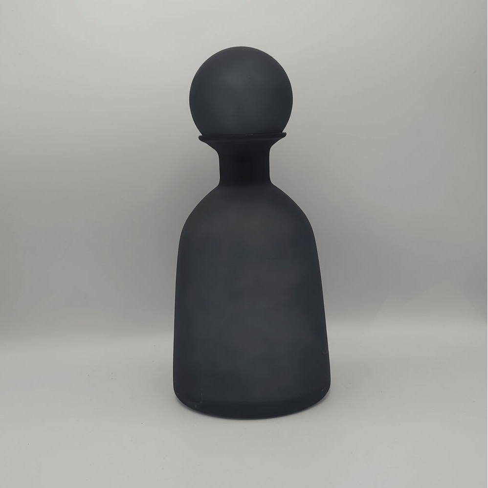 Carafe Design en Verre Dépoli Noir Anthracite – Silhouette Scandinave & Bouchon Sphérique