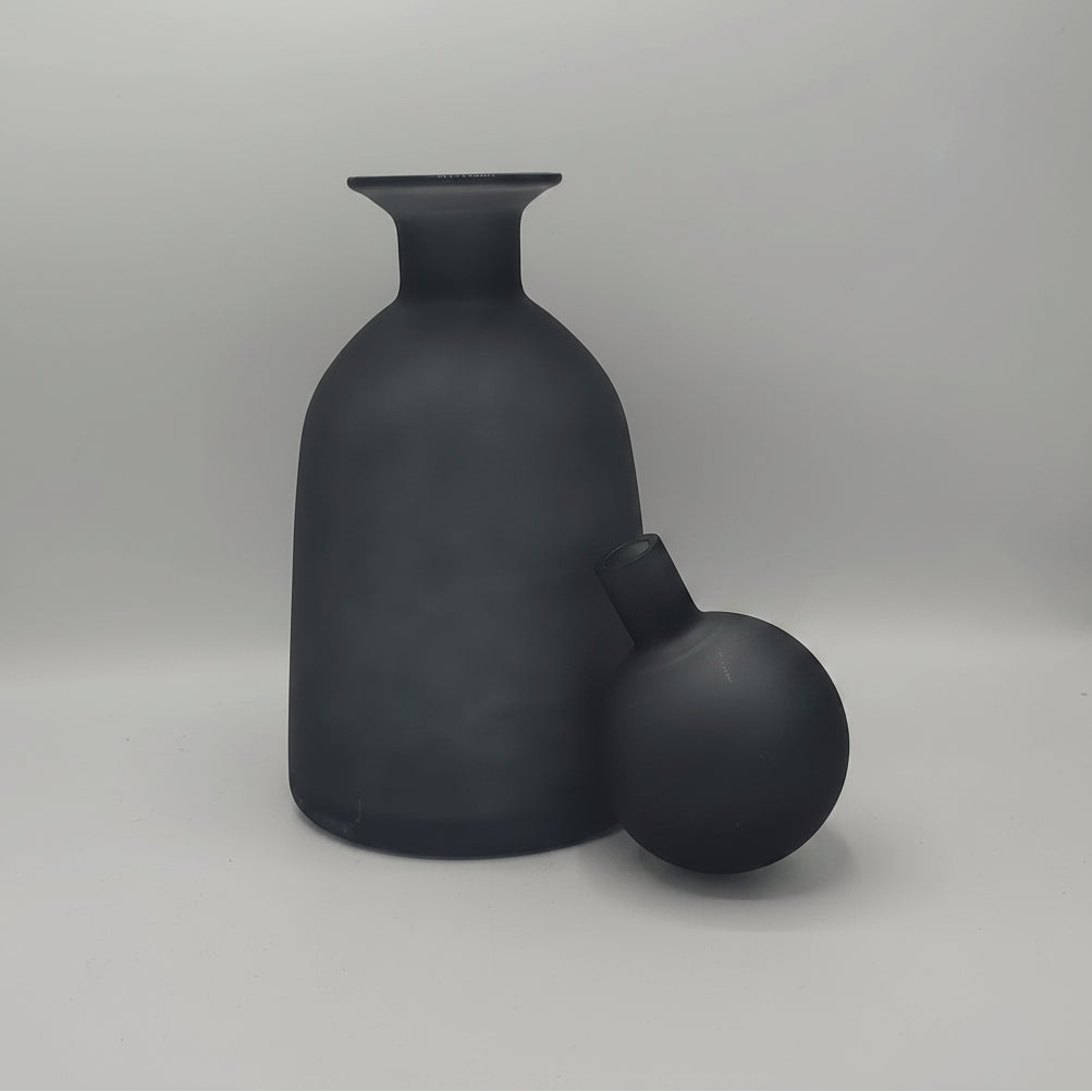 Carafe Design en Verre Dépoli Noir Anthracite – Silhouette Scandinave & Bouchon Sphérique