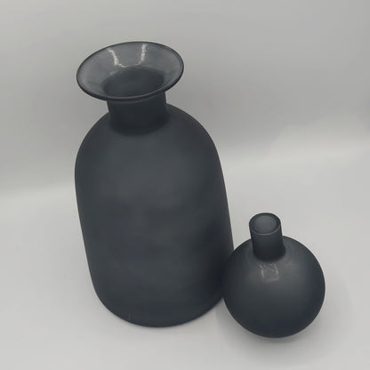 Carafe Design en Verre Dépoli Noir Anthracite – Silhouette Scandinave & Bouchon Sphérique