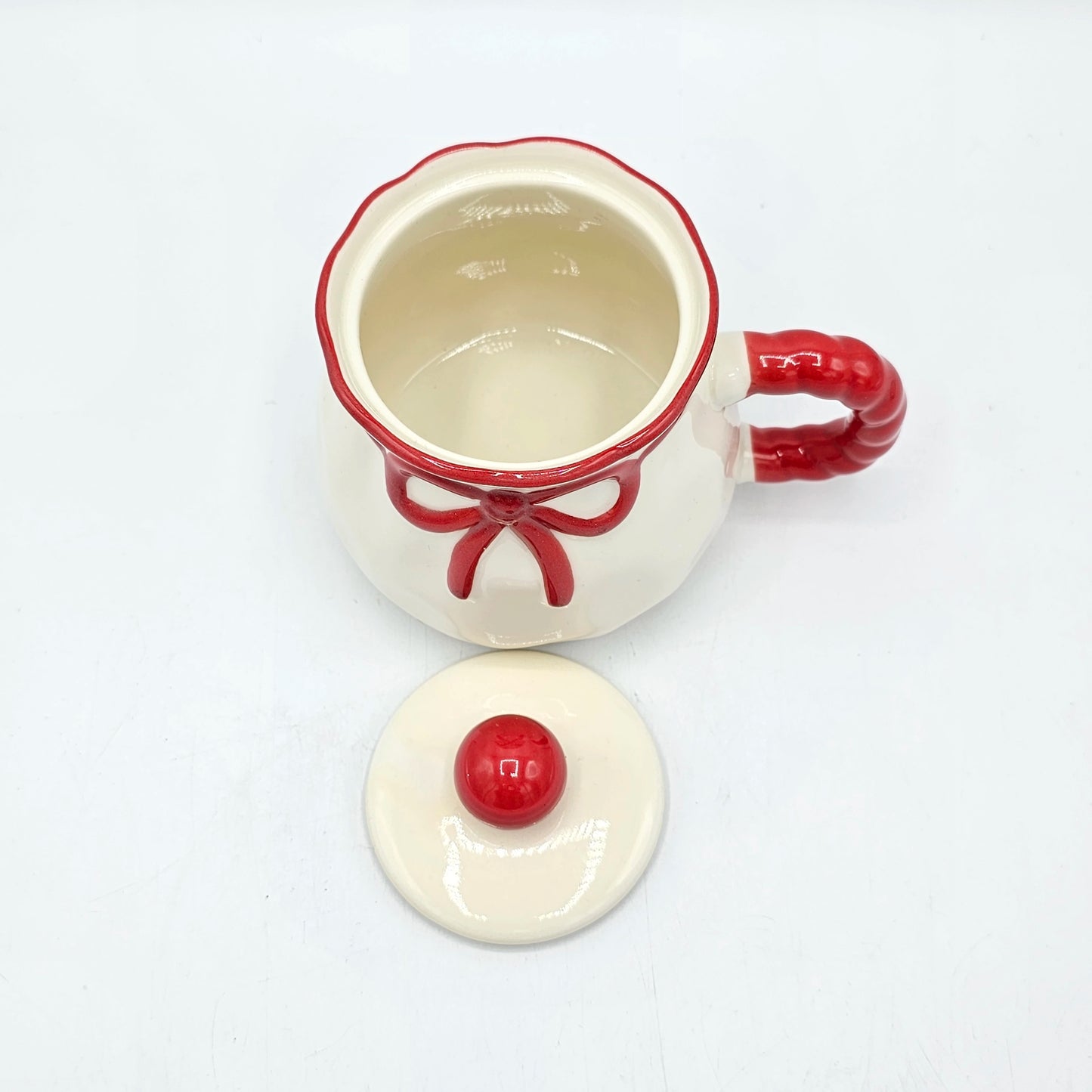 Tasse en Céramique avec Couvercle – Design Nœud Rouge Coquette