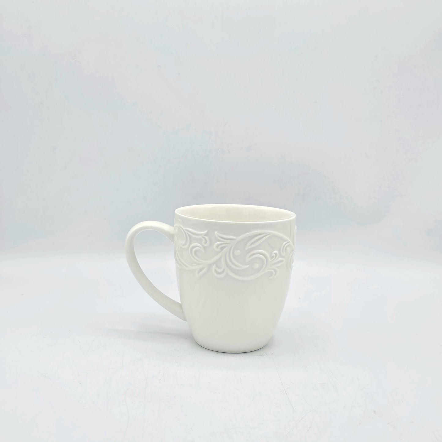 Mug en Céramique Blanche avec Frise Ciselée en Relief