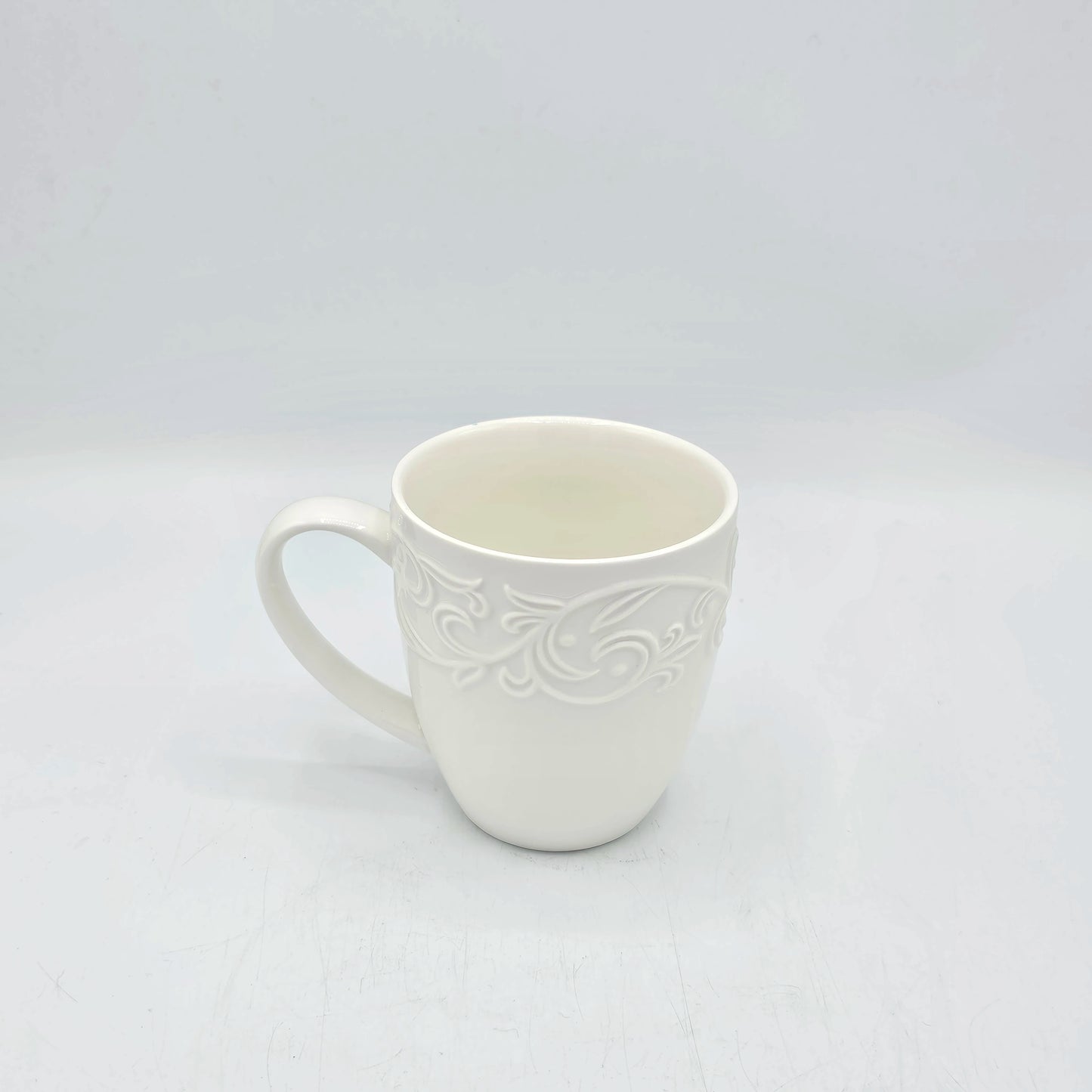 Mug en Céramique Blanche avec Frise Ciselée en Relief