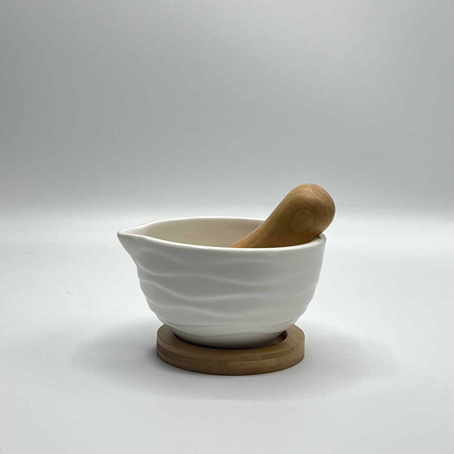 Set Mortier et Pilon en Céramique Blanche avec Socle en Bambou