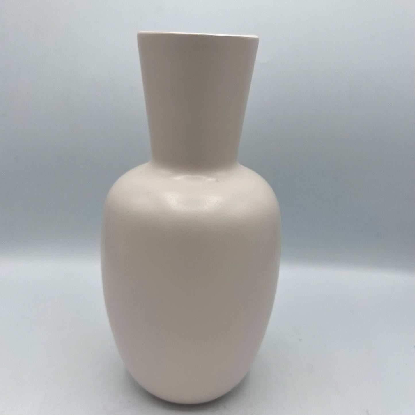 Vase Minimaliste en Céramique Mate – Design Épuré