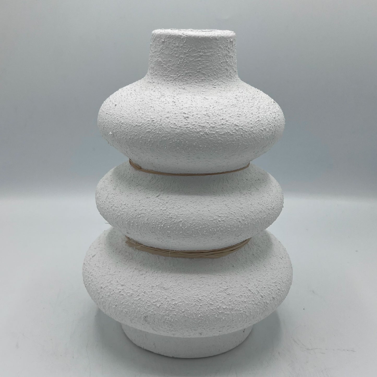 Vase Sculptural Superposé Blanc Texturé – Effet Pierre