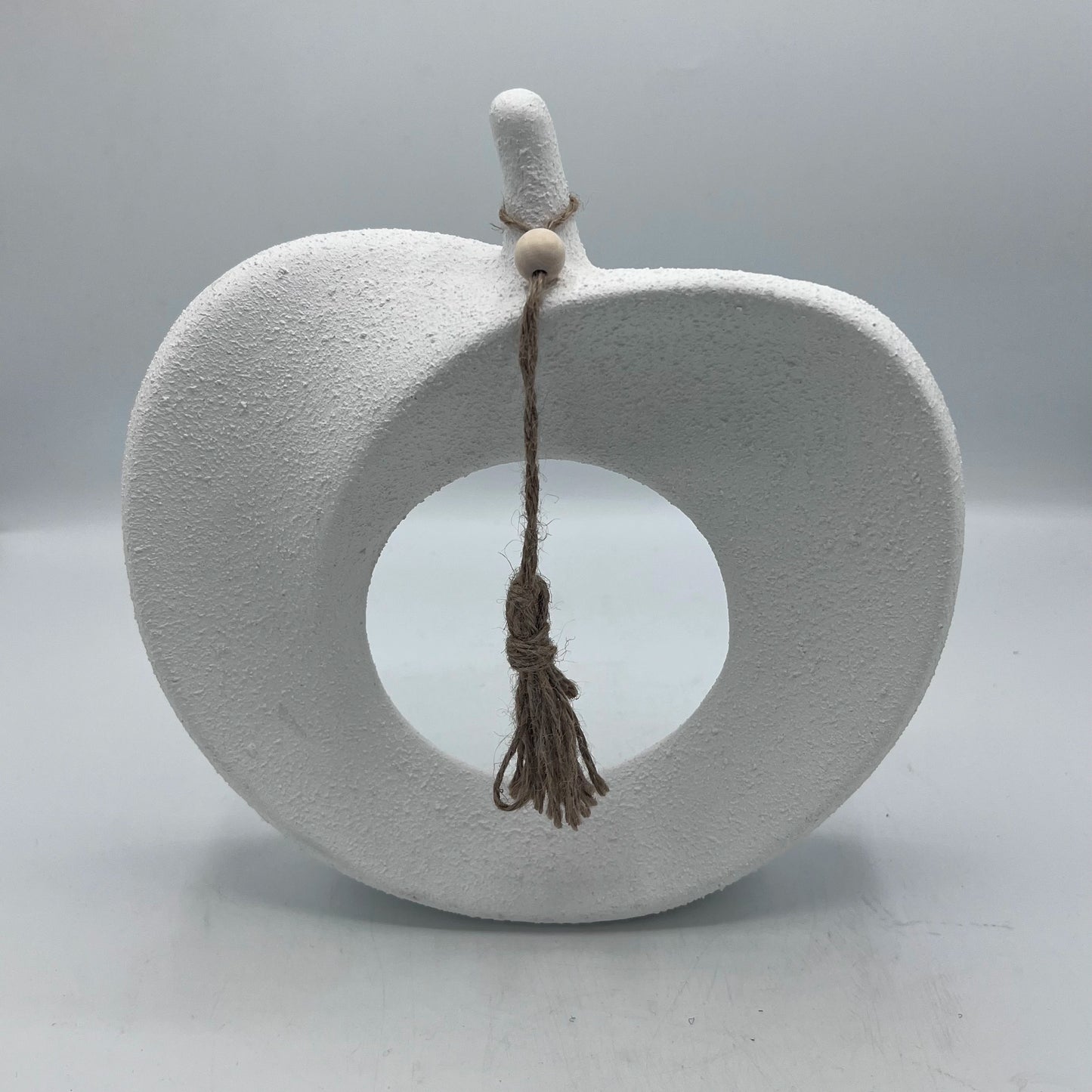 Sculpture Décorative Pomme Ajourée – Finition Texturée Blanche