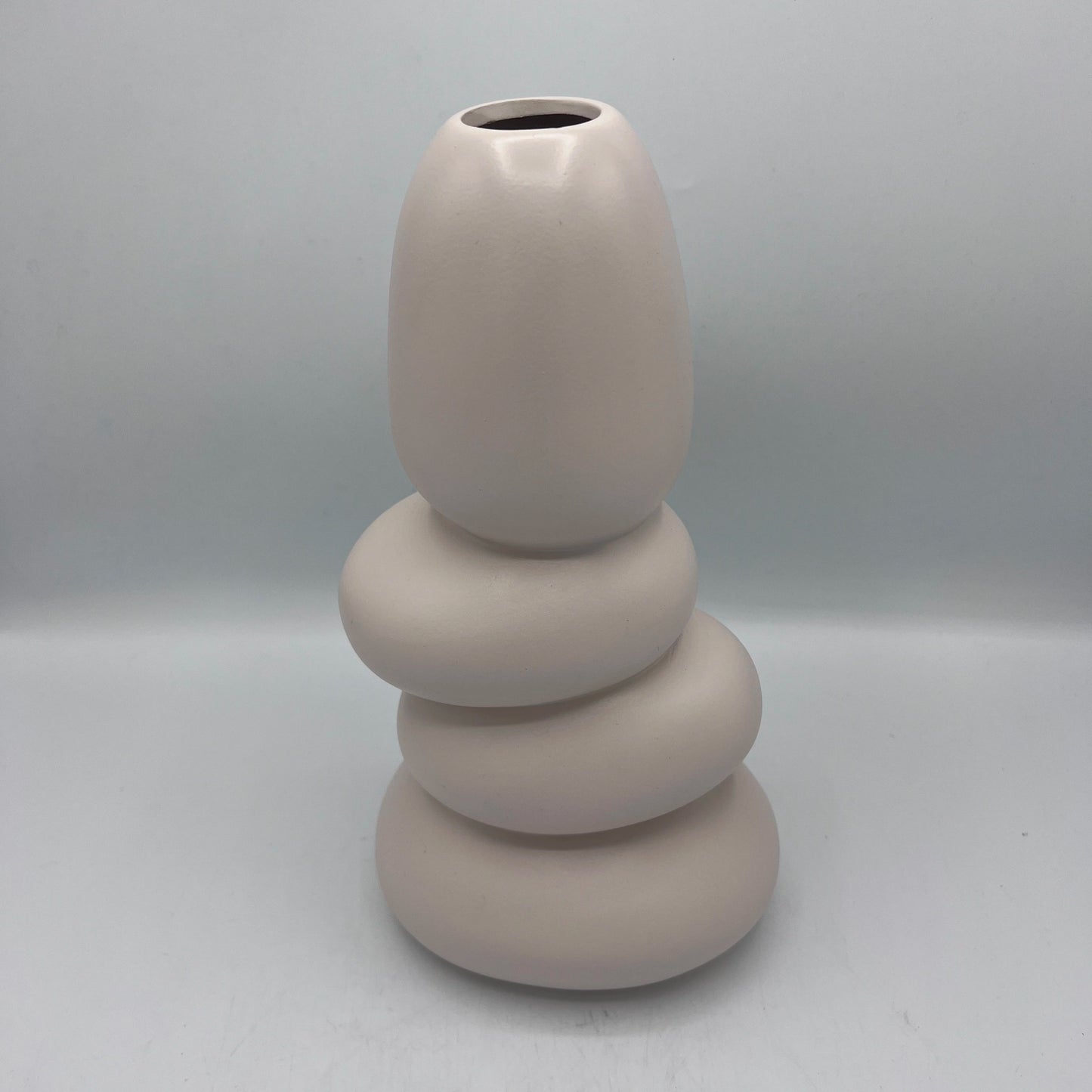 Vase Sculptural Design Galets Empilés – Céramique Mate Nude