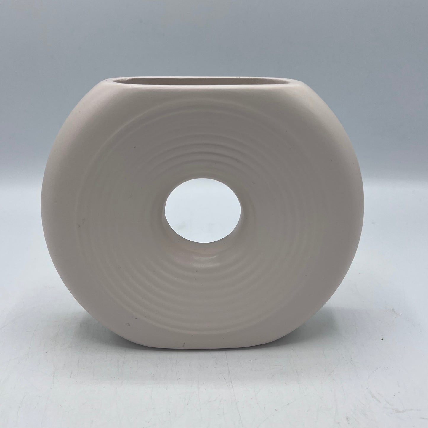 Vase Donut Sculptural en Céramique Striée