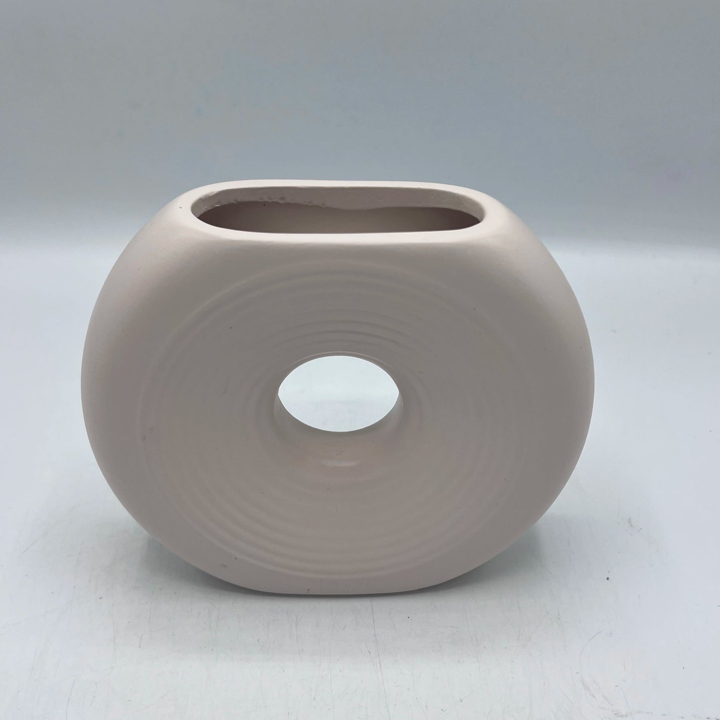 Vase Donut Sculptural en Céramique Striée
