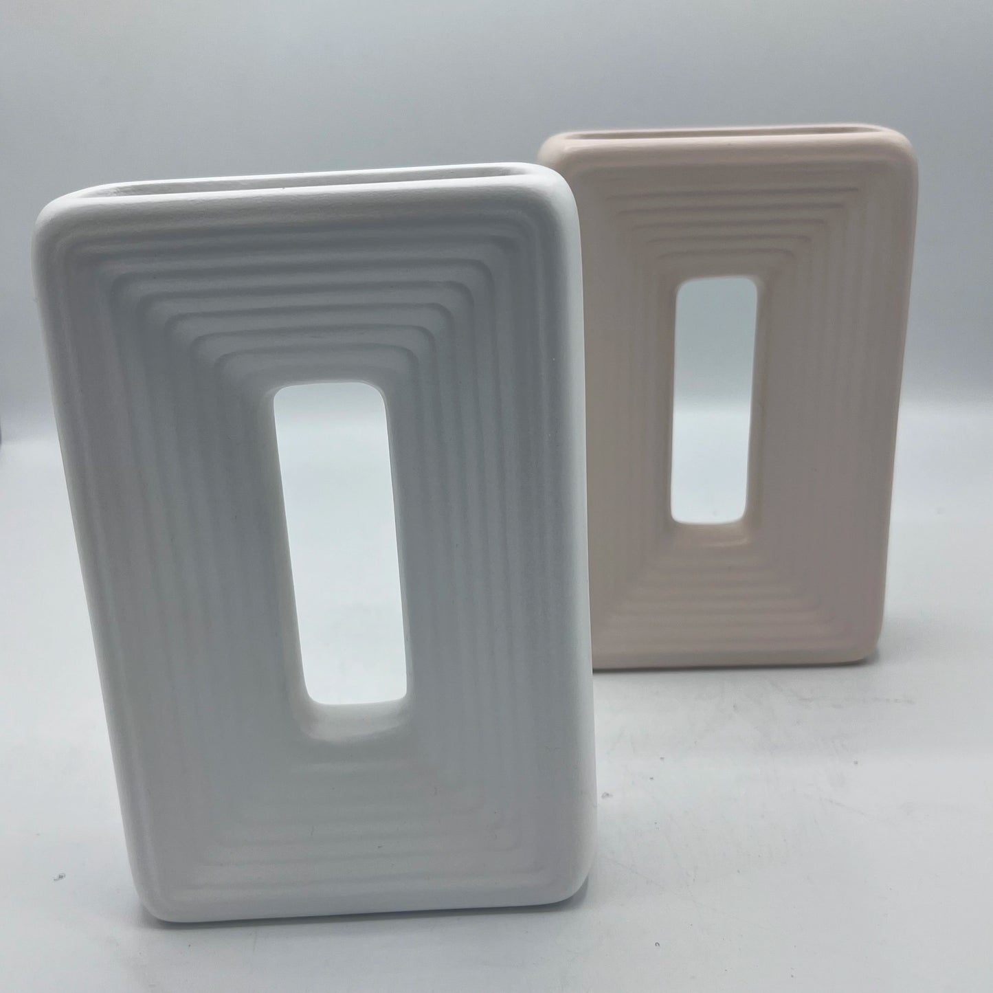 Vase Rectangulaire Ajouré Design – Céramique Minimaliste Striée