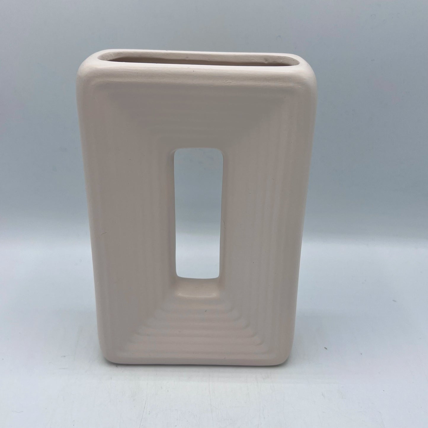 Vase Rectangulaire Ajouré Design – Céramique Minimaliste Striée