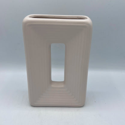 Vase Rectangulaire Ajouré Design – Céramique Minimaliste Striée