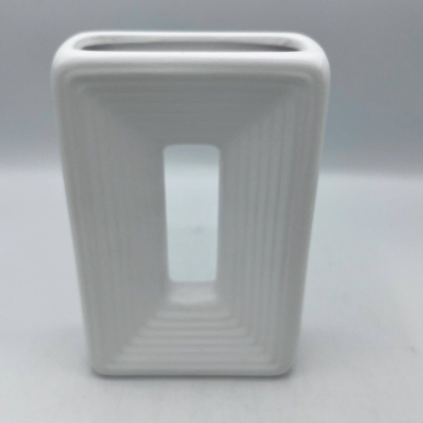 Vase Rectangulaire Ajouré Design – Céramique Minimaliste Striée