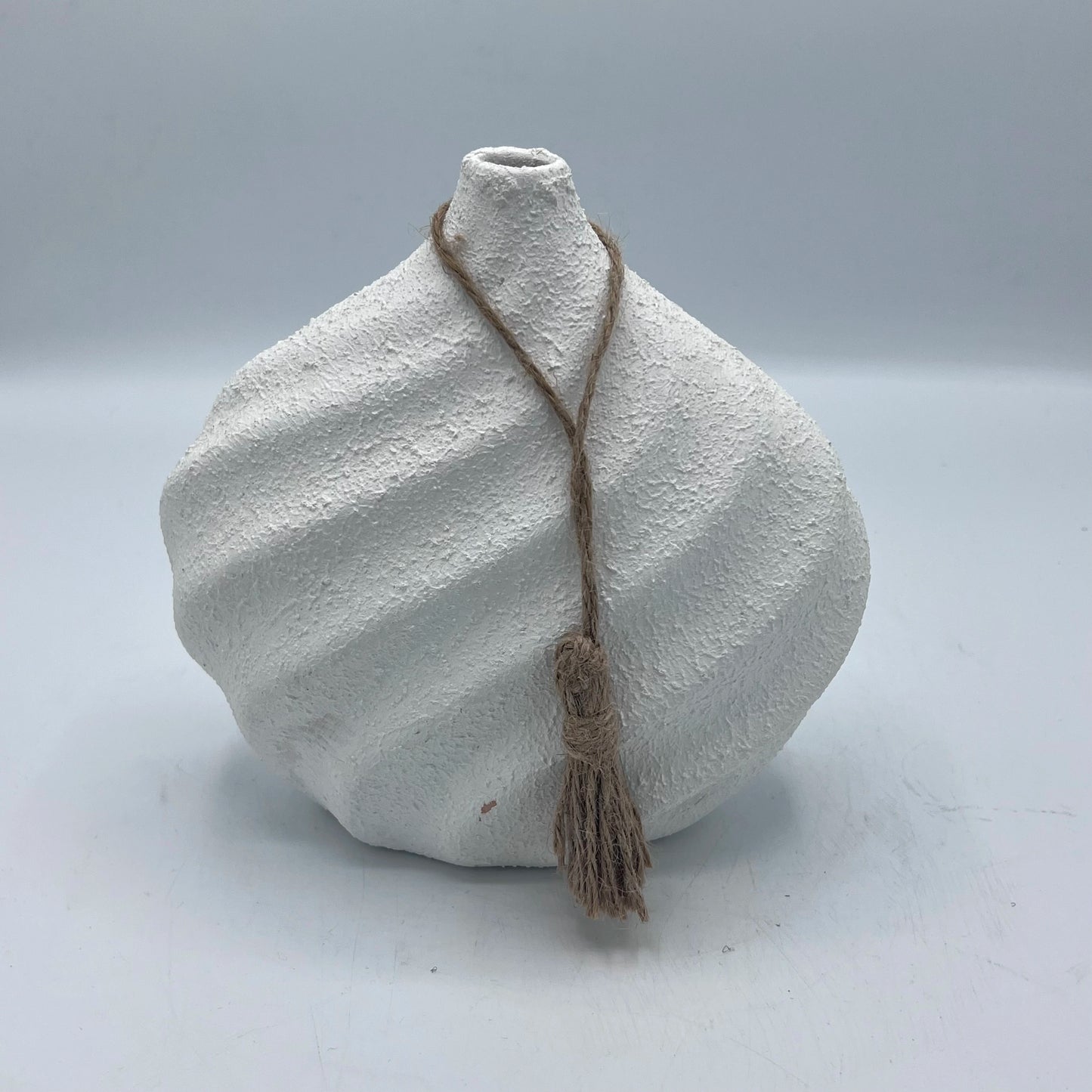 Grand Vase Sculptural Texturé Effet Pierre avec Pompon