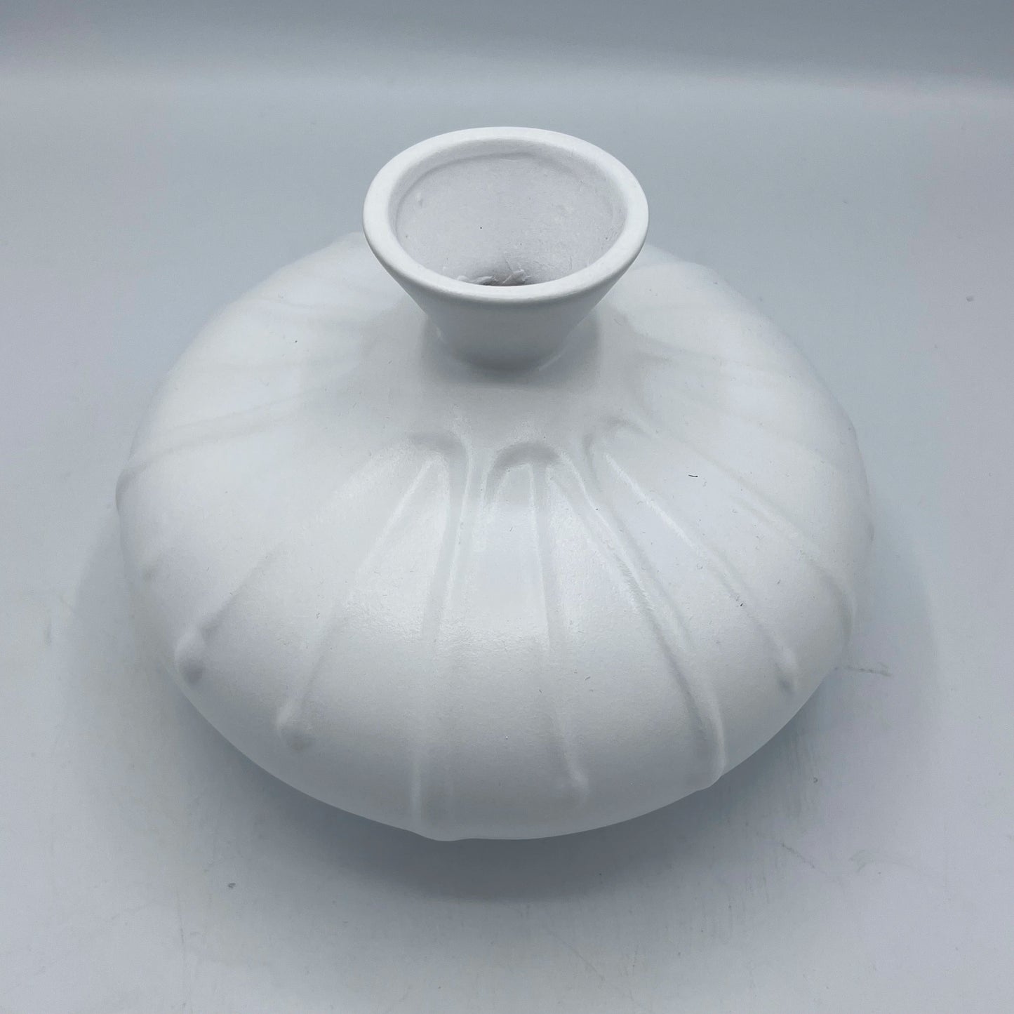 Vase Boule Côtelé en Céramique Mate – Design Minimaliste
