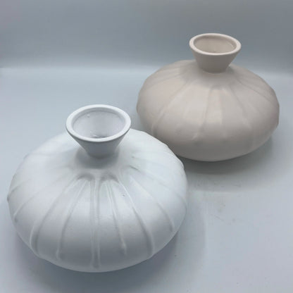Vase Boule Côtelé en Céramique Mate – Design Minimaliste