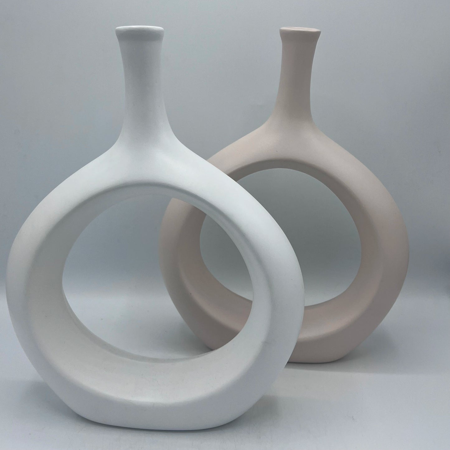 Vase Donut Sculptural à Col Fin – Céramique Mate Minimaliste