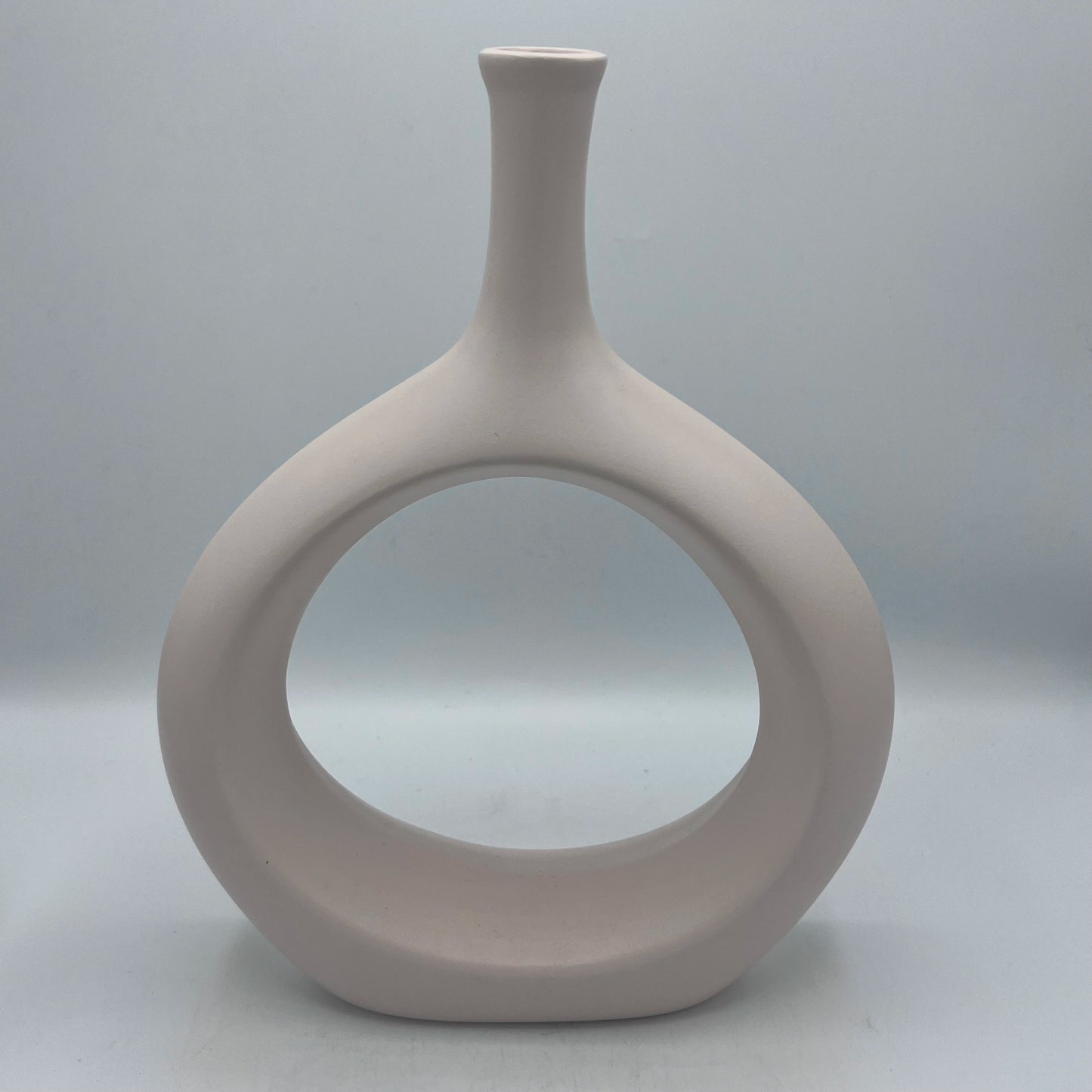 Vase Donut Sculptural à Col Fin – Céramique Mate Minimaliste