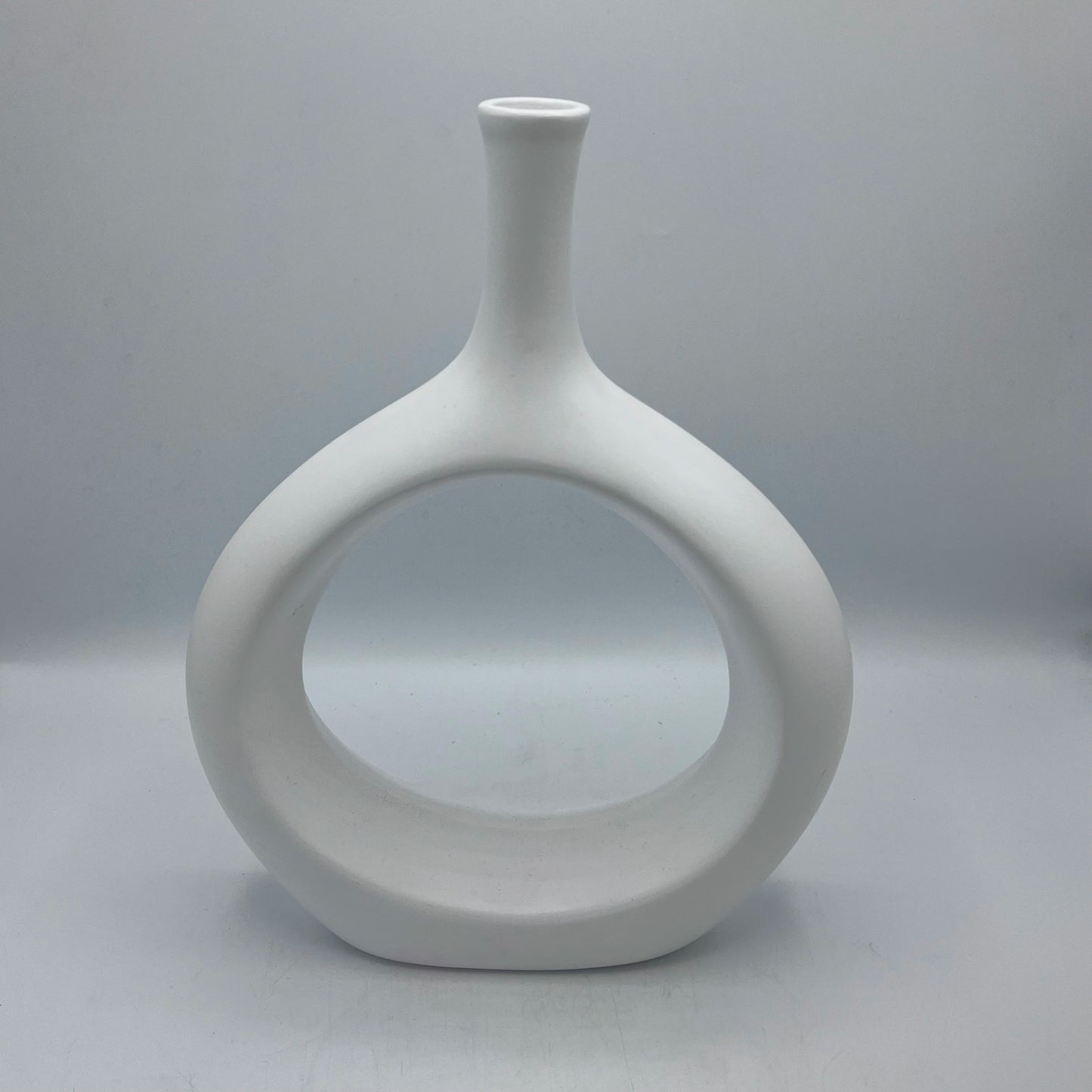 Vase Donut Sculptural à Col Fin – Céramique Mate Minimaliste