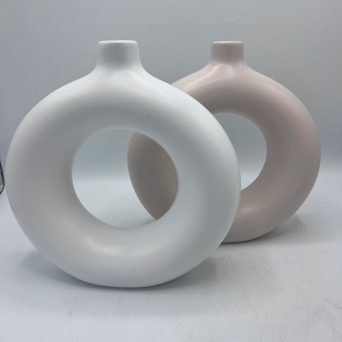 Vase Sculptural Donut à Col Court – Céramique Mate Minimaliste