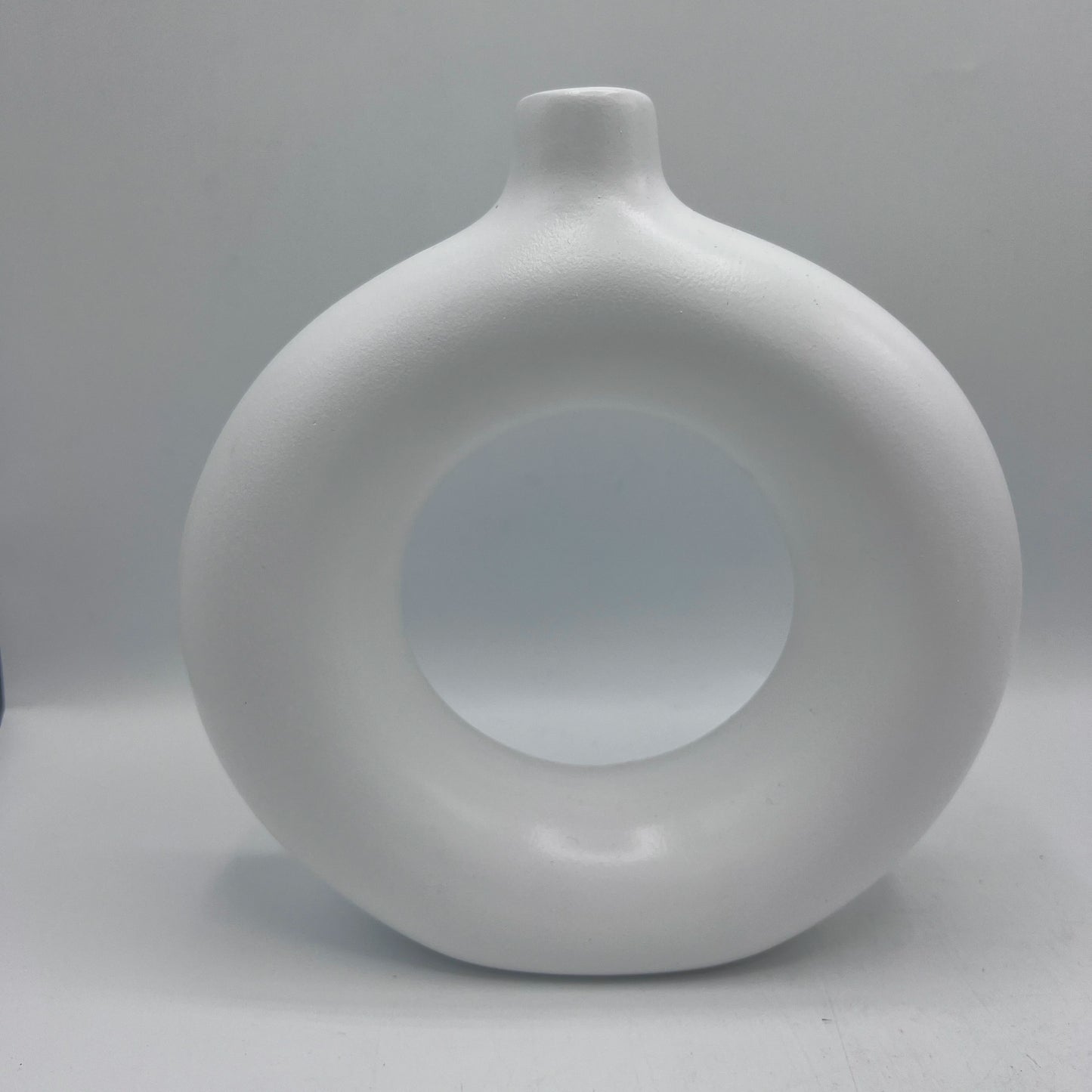 Vase Sculptural Donut à Col Court – Céramique Mate Minimaliste