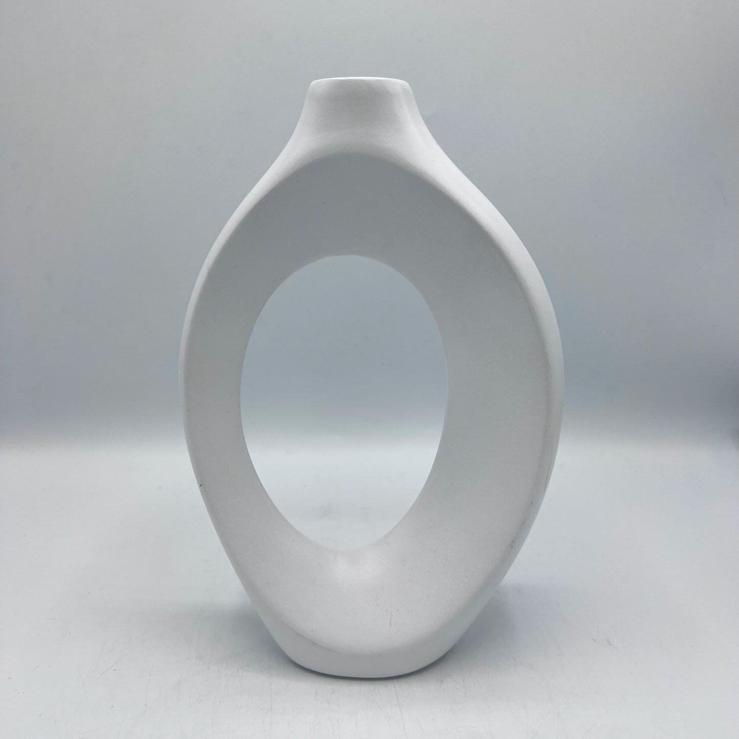 Vase Sculptural Ovale Ajouré – Céramique Blanche Mate