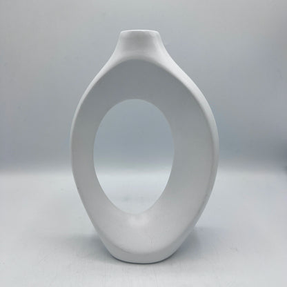 Vase Sculptural Ovale Ajouré – Céramique Blanche Mate