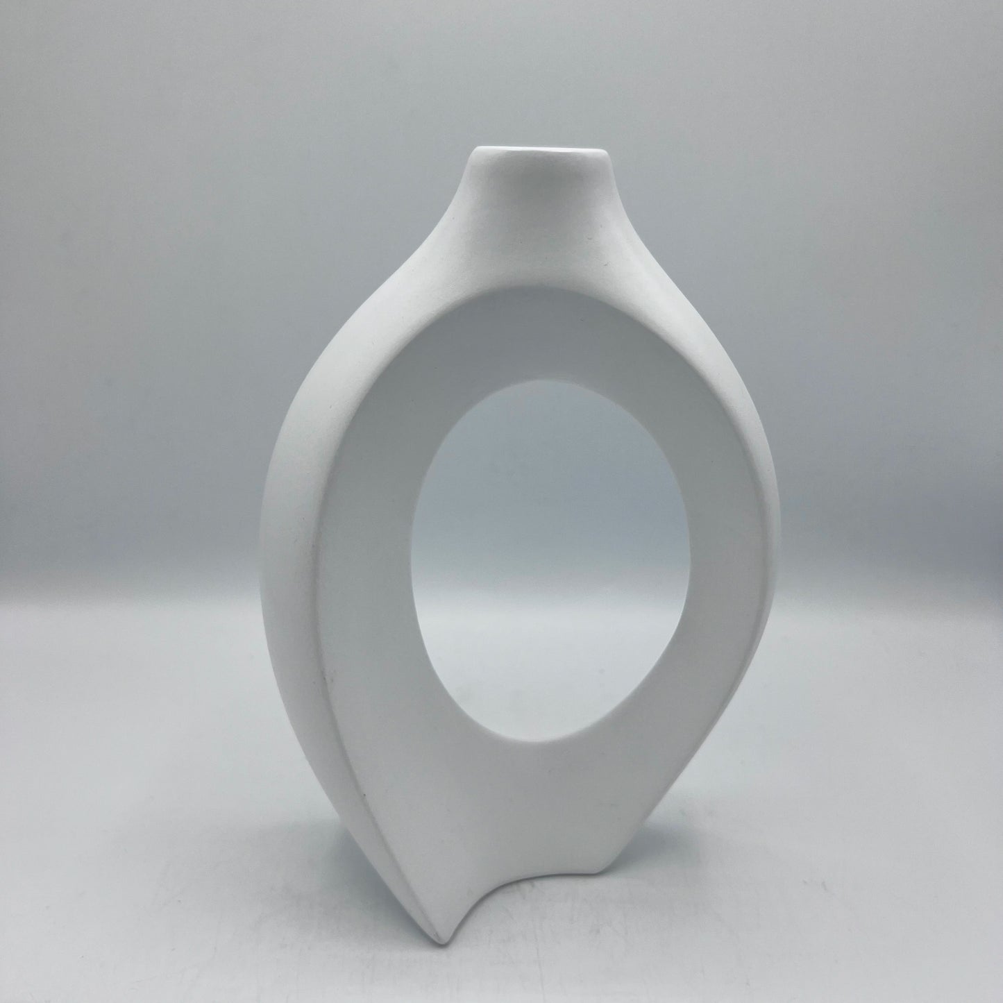Vase Sculptural Ovale Ajouré – Céramique Blanche Mate