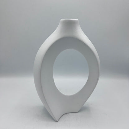 Vase Sculptural Ovale Ajouré – Céramique Blanche Mate