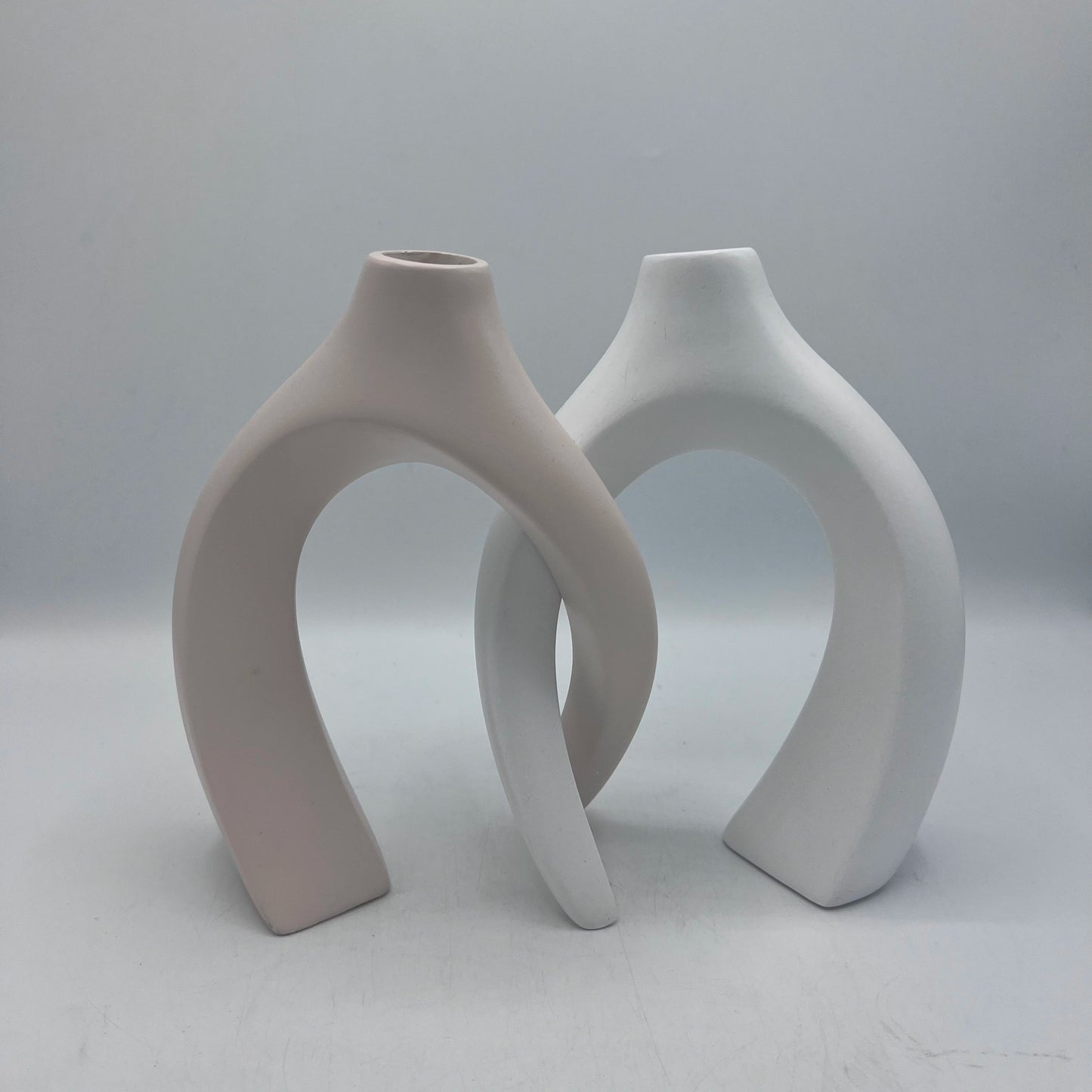 Duo de Vases Entrelacés en Céramique Mate – Design Minimaliste Abstrait