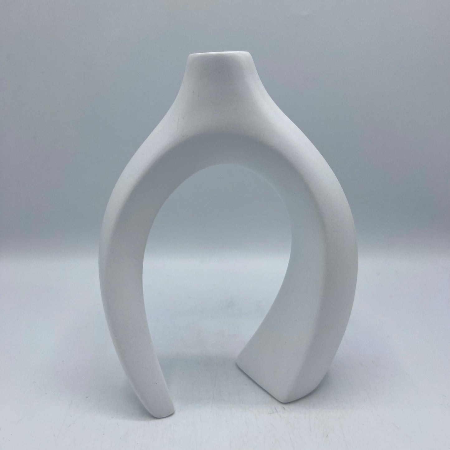 Duo de Vases Entrelacés en Céramique Mate – Design Minimaliste Abstrait
