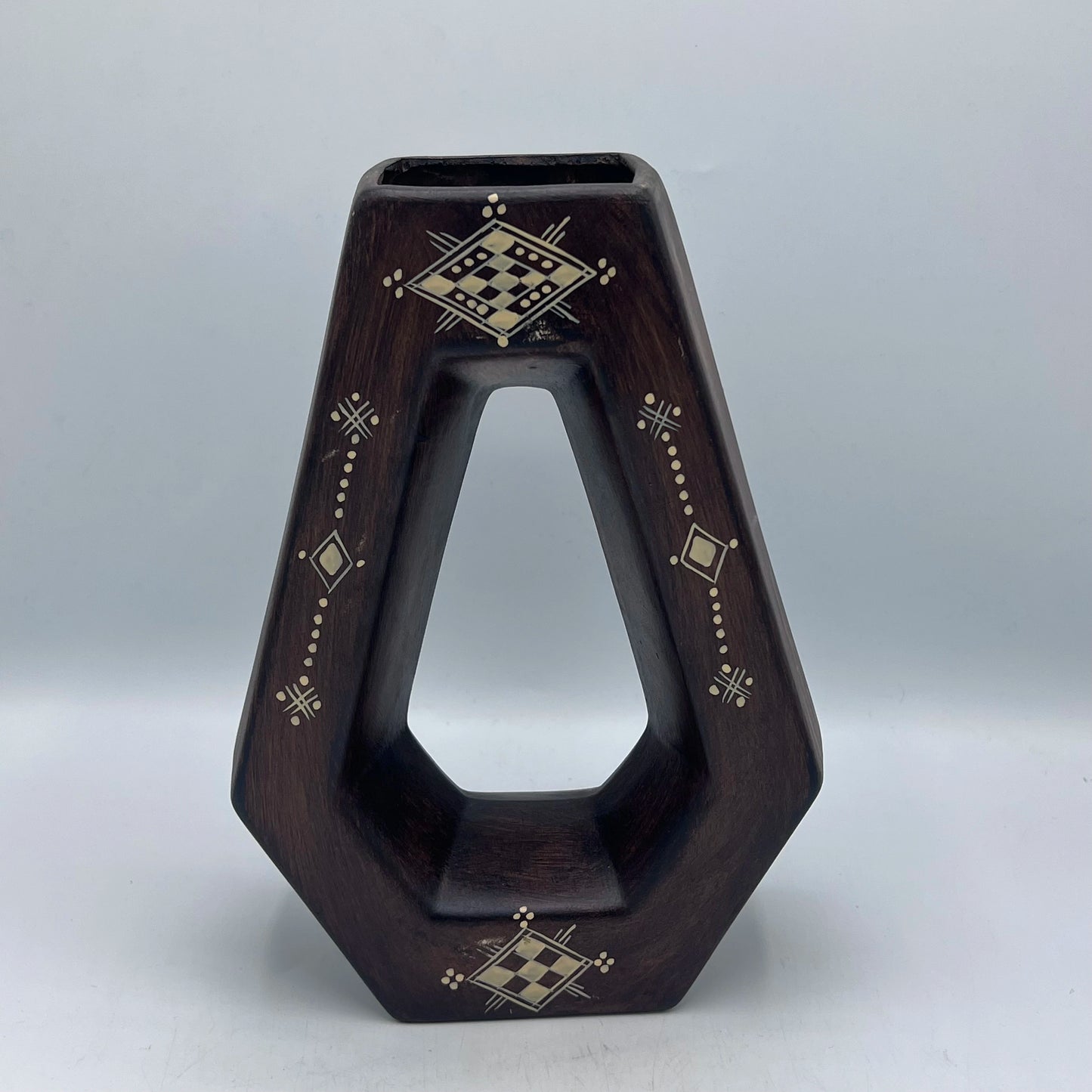 Vase Géométrique Berbère Trapèze en Terre Cuite Gravée – Design Unique