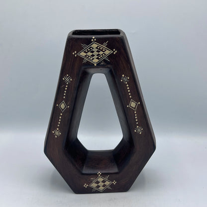 Vase Géométrique Berbère Trapèze en Terre Cuite Gravée – Design Unique