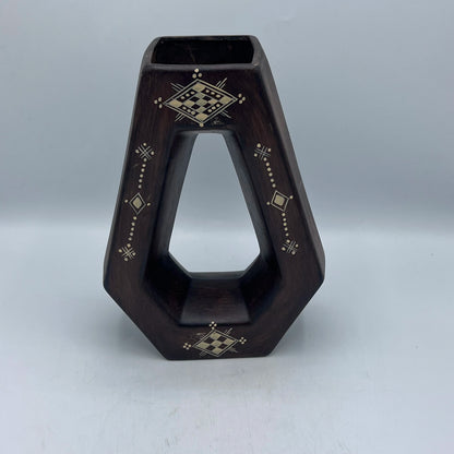 Vase Géométrique Berbère Trapèze en Terre Cuite Gravée – Design Unique