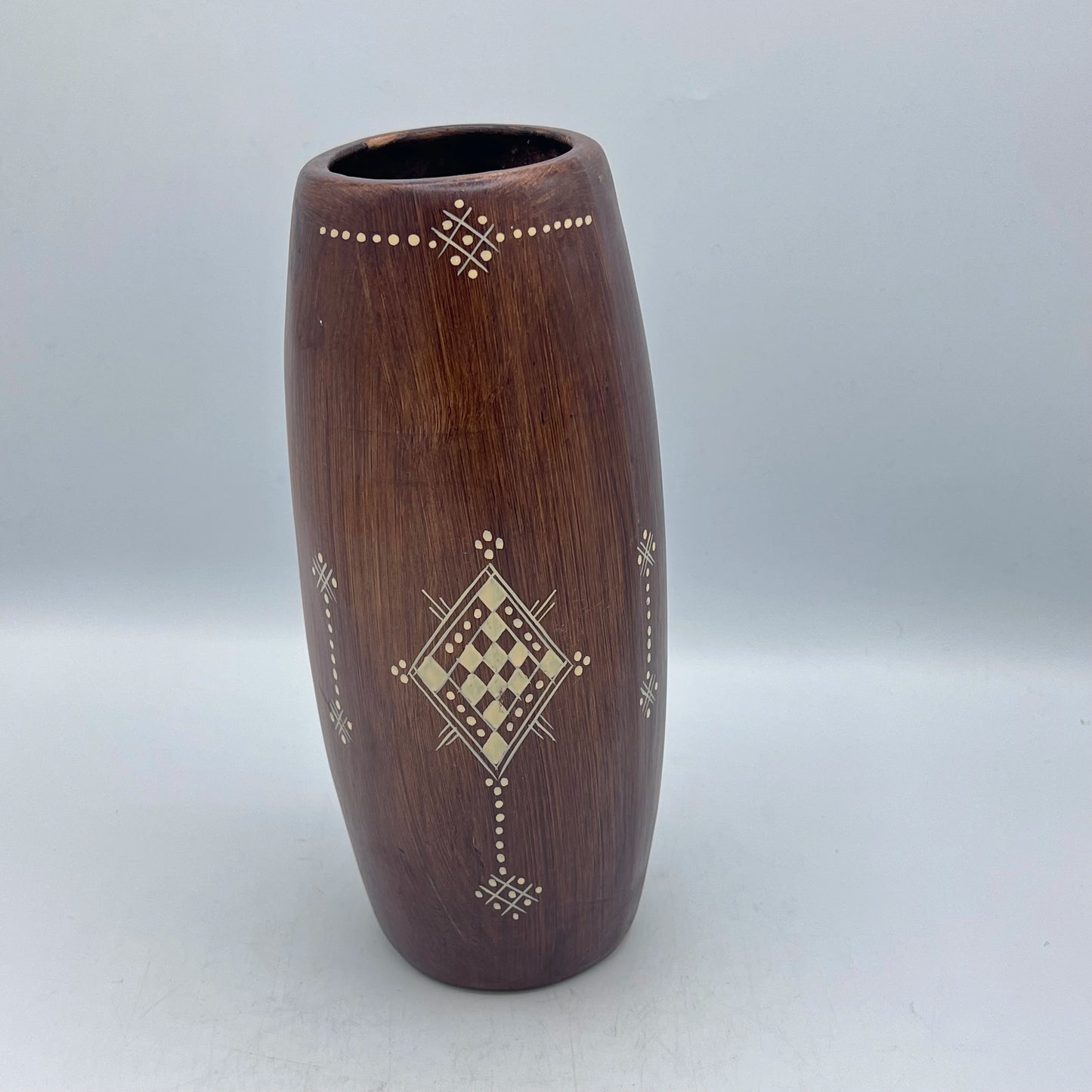 Vase Cylindrique Berbère Artisanal en Terre Cuite Gravée – Design Élégant