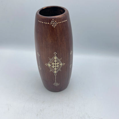 Vase Cylindrique Berbère Artisanal en Terre Cuite Gravée – Design Élégant