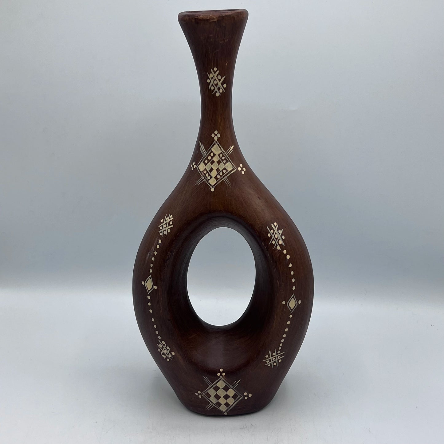 Vase Anneau Berbère Artisanal en Terre Cuite Gravée – Design Sculptural