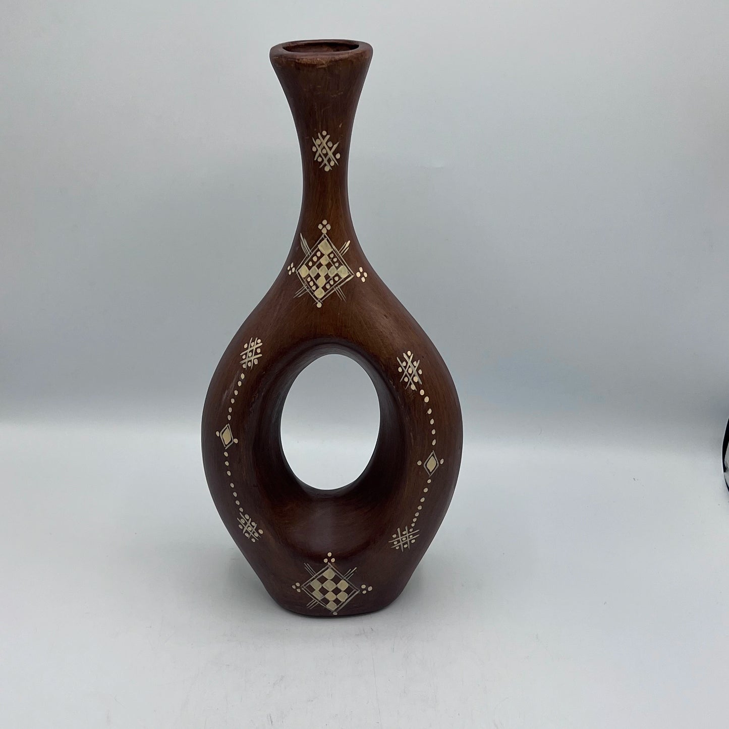 Vase Anneau Berbère Artisanal en Terre Cuite Gravée – Design Sculptural
